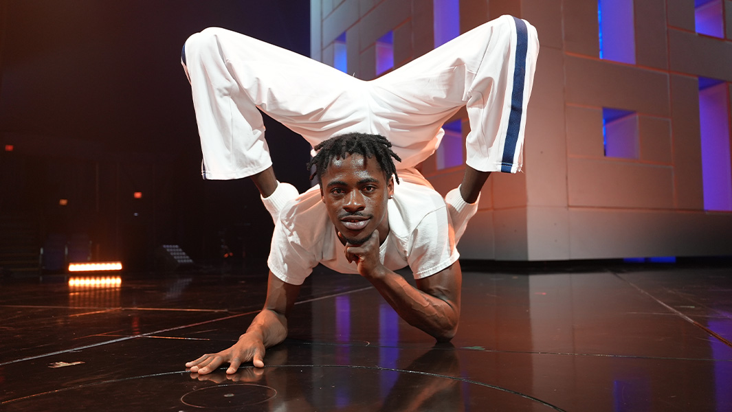 Eddie Flexible posing with his legs above his head