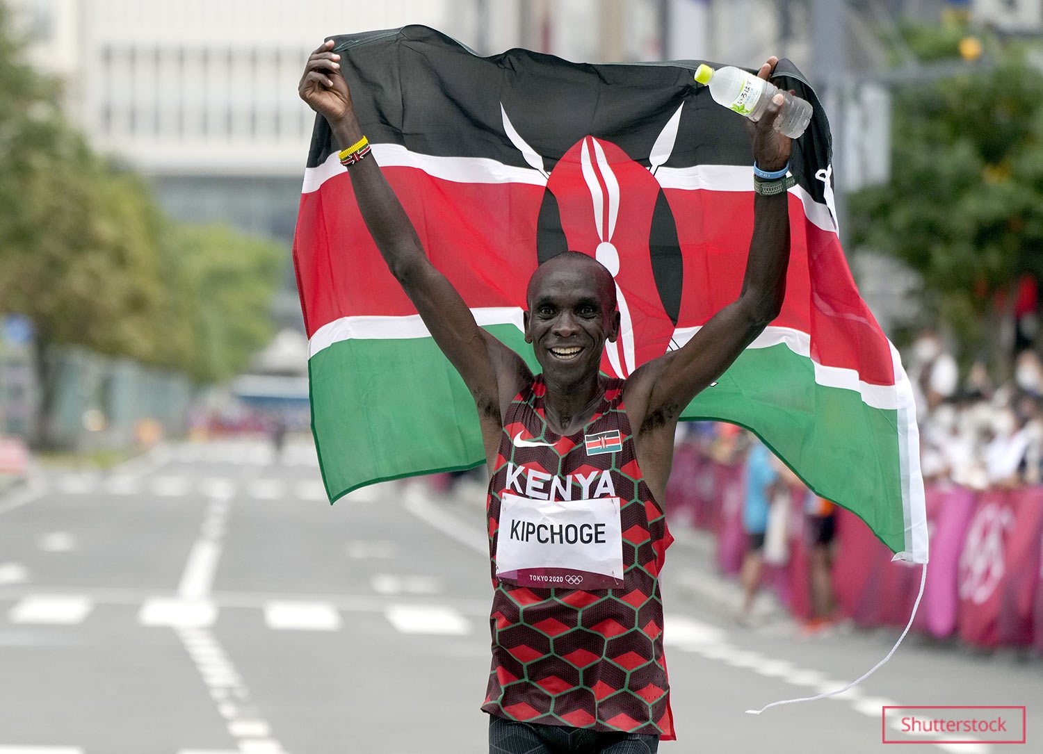 Eliud in Tokyo holding the Kenyan flag
