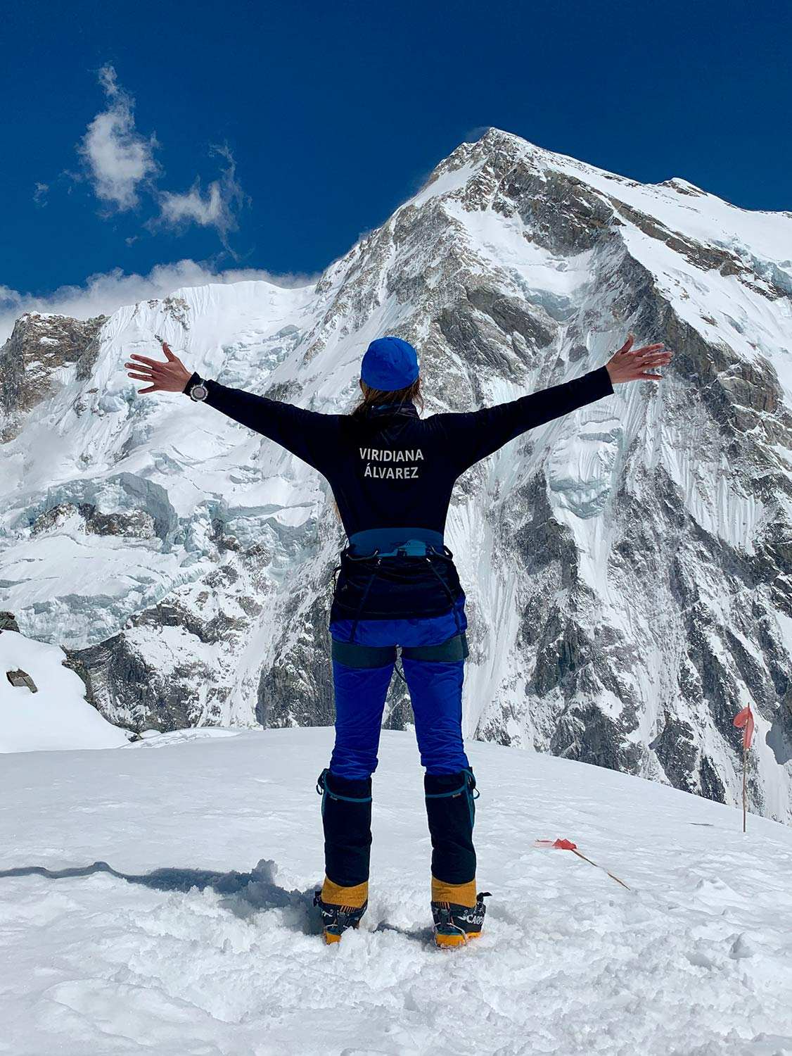 Viridiana Álvarez hugging mountain