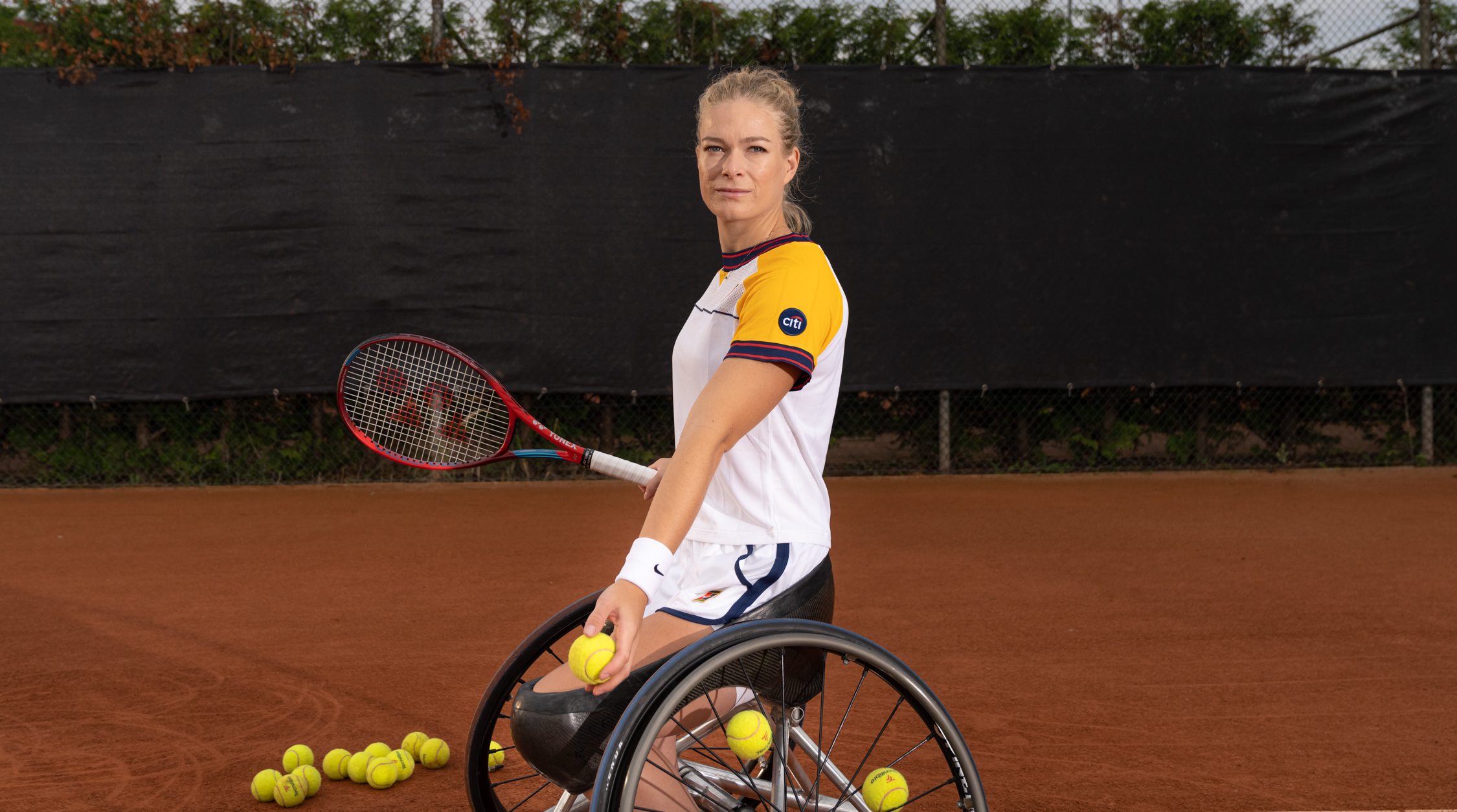 Diede de Groot holding tennis ball
