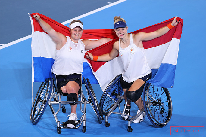Diede de Groot holding up Dutch flag