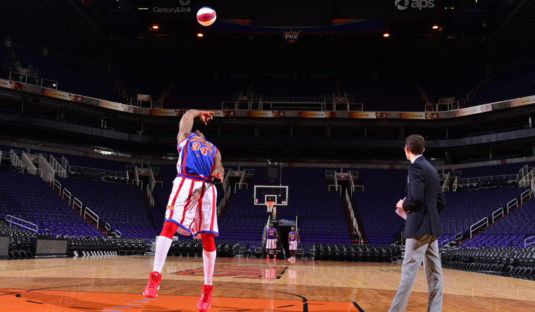 Harlem Globetrotter throwing a basketball backwards