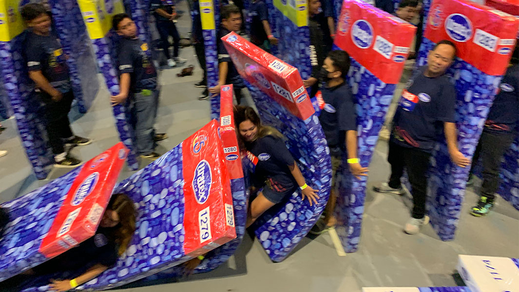 Largest human mattress dominoes